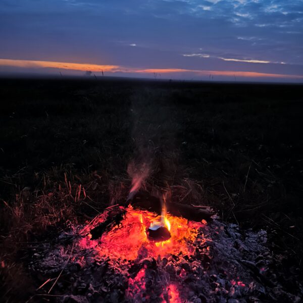 Iespēja kurināt un gatavot gan grilā, gan ugunskurā