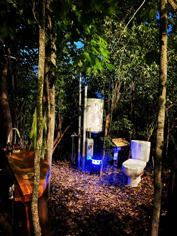 Āra duša un wc mežonīgi smalkā stilā