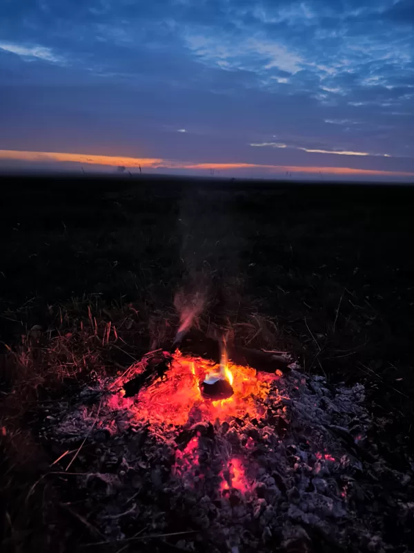 Iespēja kurināt un gatavot gan grilā, gan ugunskurā